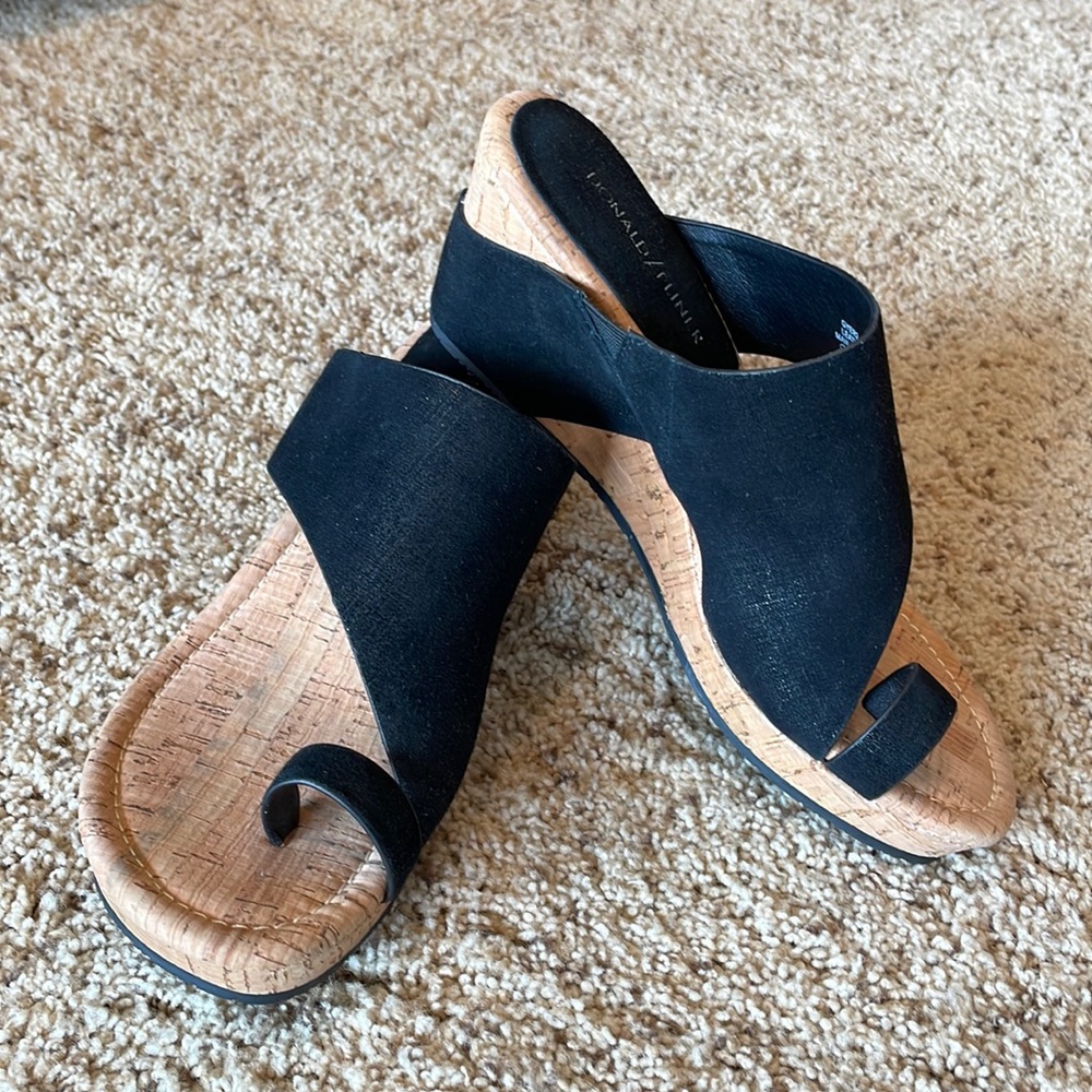 NWOT Donald Pliner Gyer Wedge Sandal Size 8